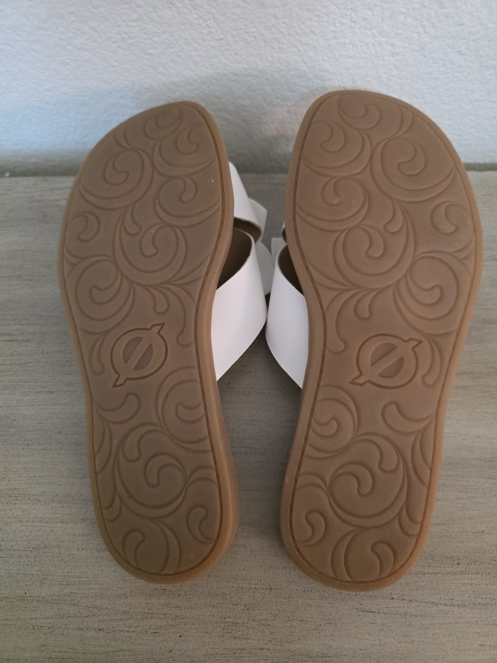b.o.c. Women's White Floral Slide Sandals 6 - Picture 7 of 7